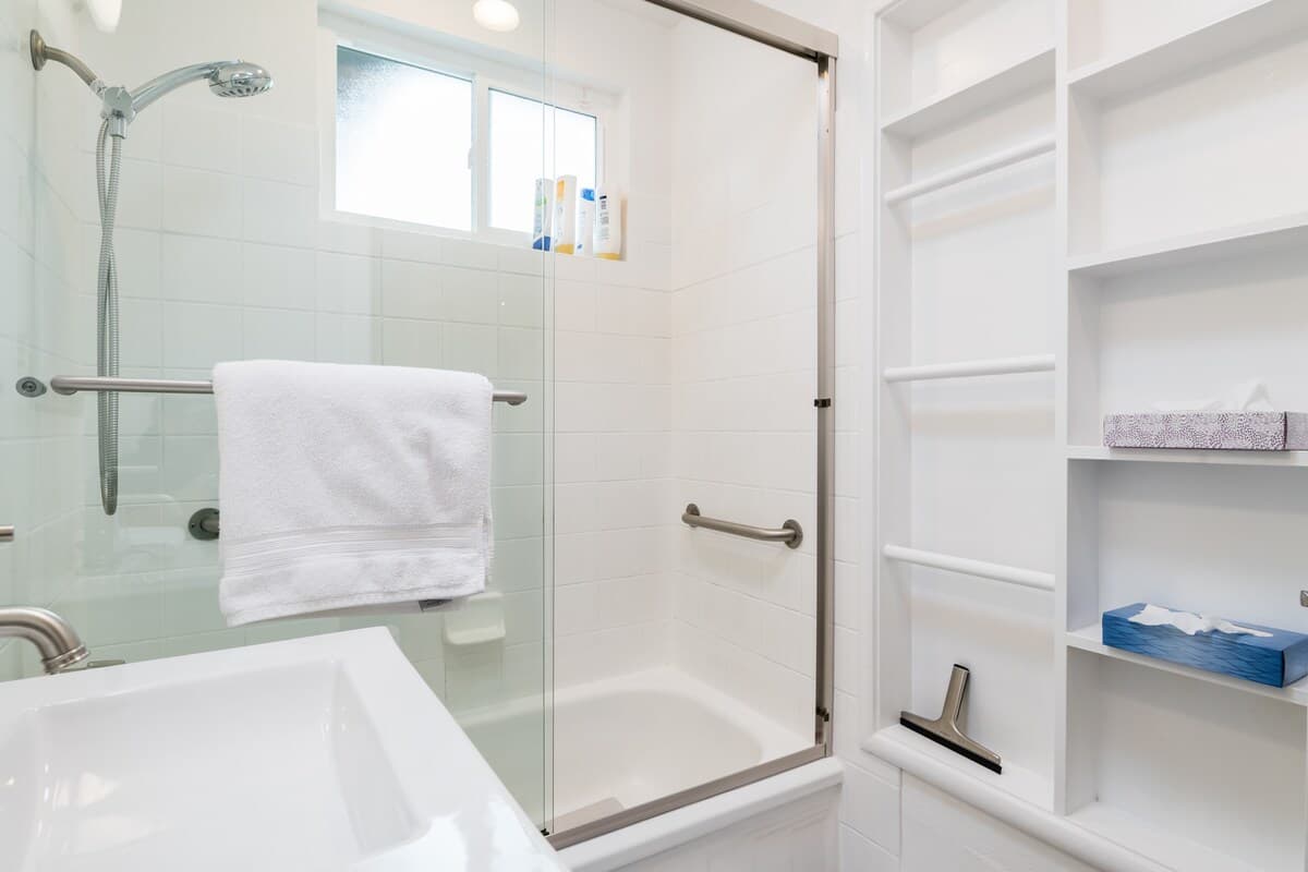 Home in East Palo Alto · ★4.88 · 3 bedrooms · 3 beds · 1.5 baths - Image 43