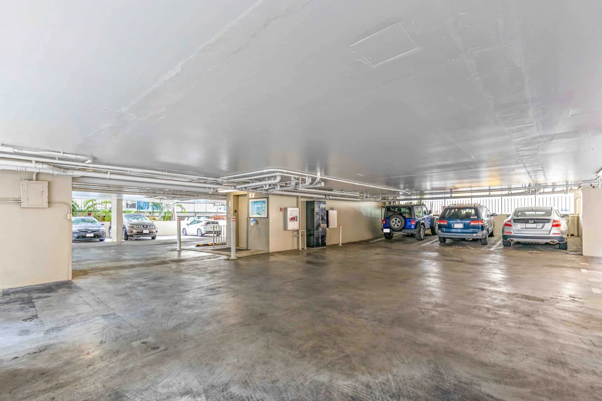 Condo in Honolulu · ★4.83 · Studio · 2 beds · 1 bath - Image 27