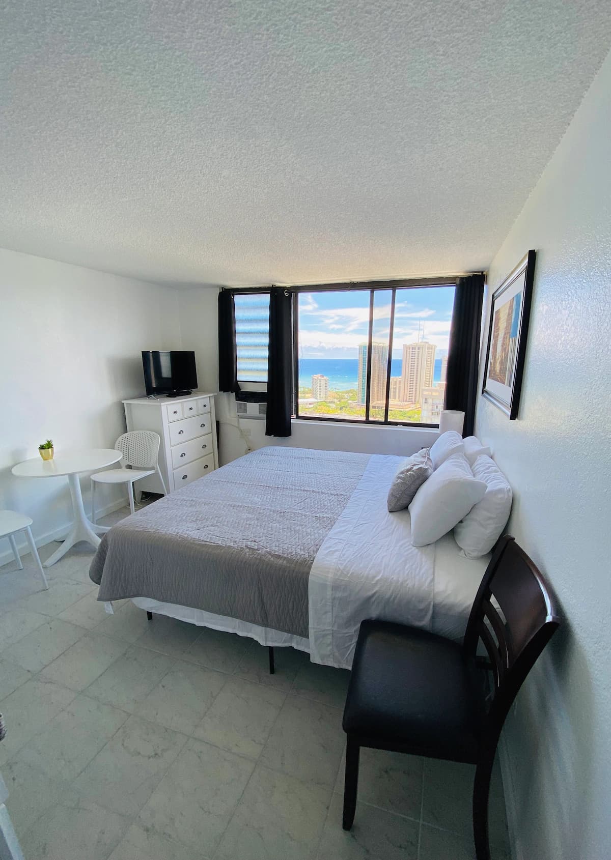 Condo in Honolulu · ★4.58 · 2 bedrooms · 3 beds · 2 baths - Image 12