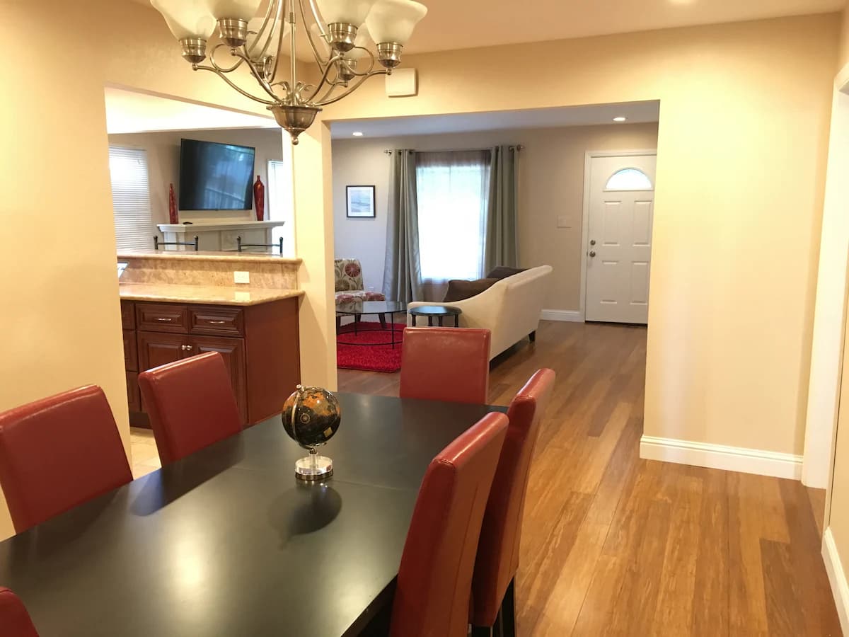 Home in Redwood City · ★4.96 · 2 bedrooms · 2 beds · 2 baths - Image 6