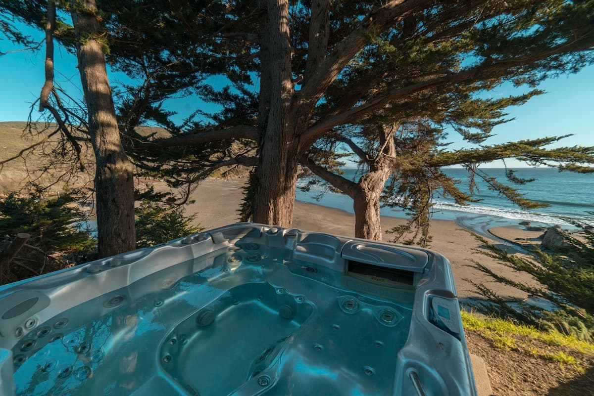 Ocean Front Beach Cottage with Hot Tub & Fireplace - Photo 5