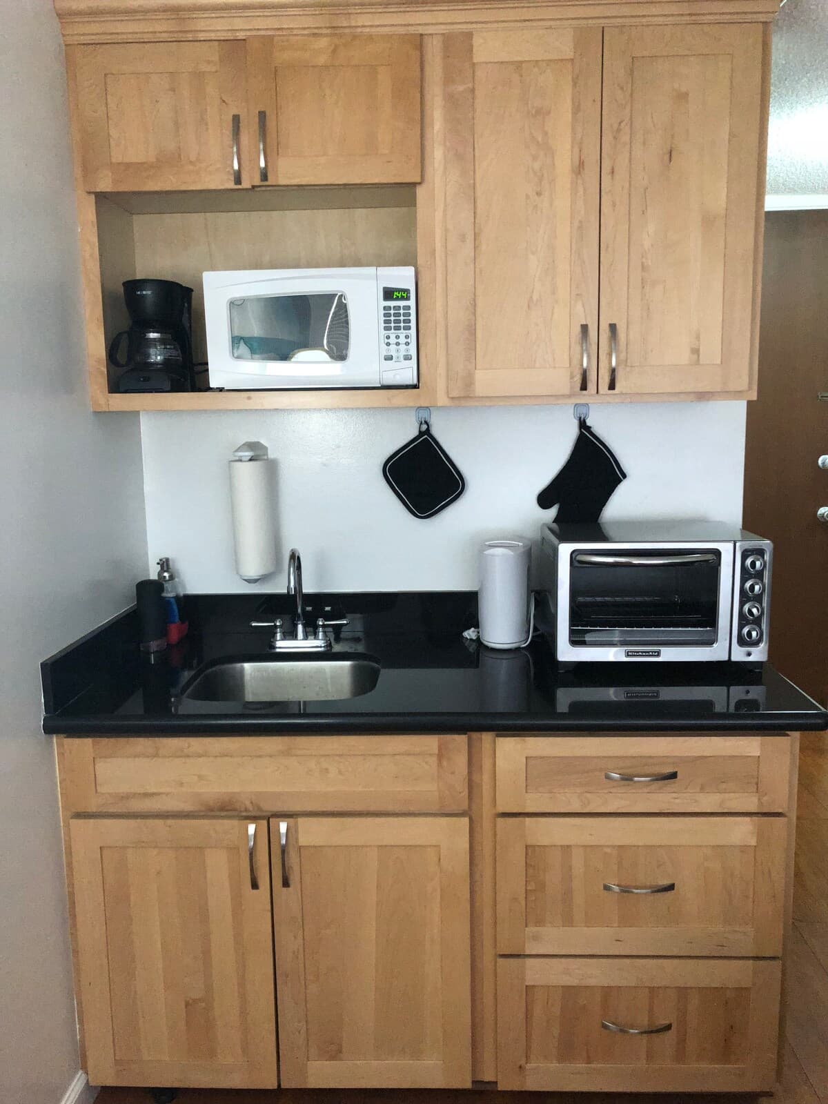 Condo in Honolulu · ★4.86 · Studio · 1 bed · 1 bath - Image 9