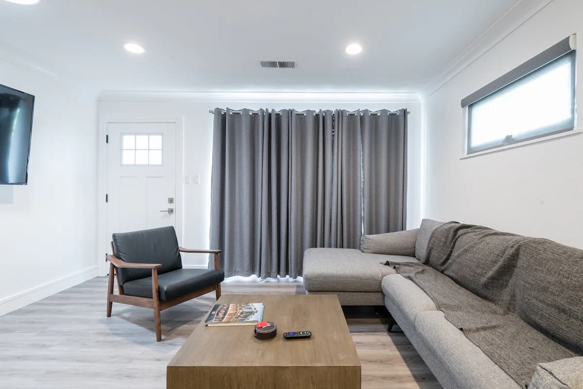 Home in East Palo Alto · ★4.88 · 3 bedrooms · 3 beds · 1.5 baths - Image 3