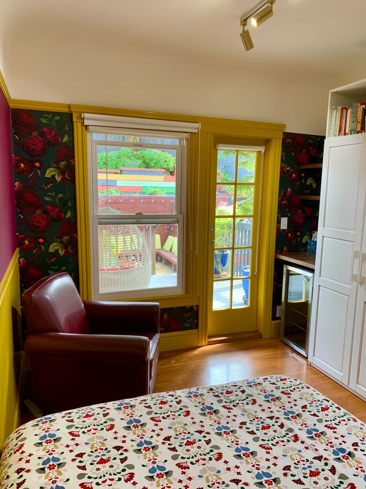 1920s Art-Filled Barrel Front Flat - Photo 8