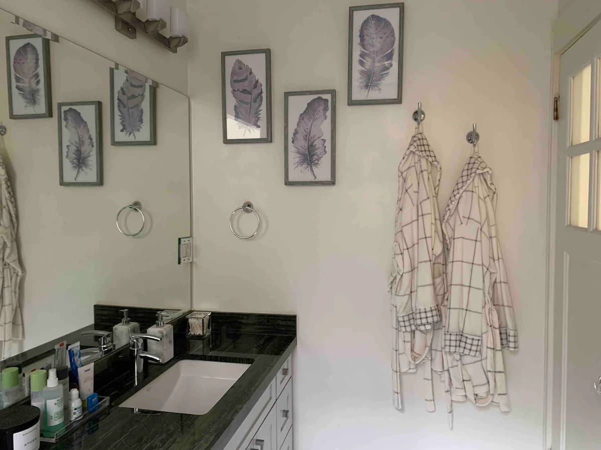 Charming Pacific Heights Condo with Parking - Photo 13