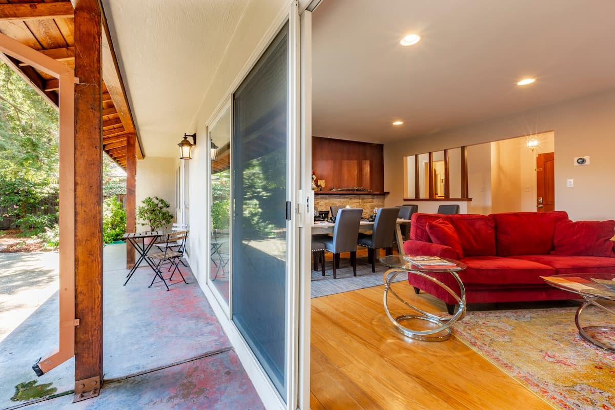 Home in Menlo Park · ★4.77 · 5 bedrooms · 6 beds · 3 baths - Image 5