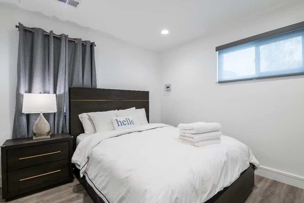 Home in East Palo Alto · ★4.94 · 4 bedrooms · 4 beds · 2.5 baths - Image 37