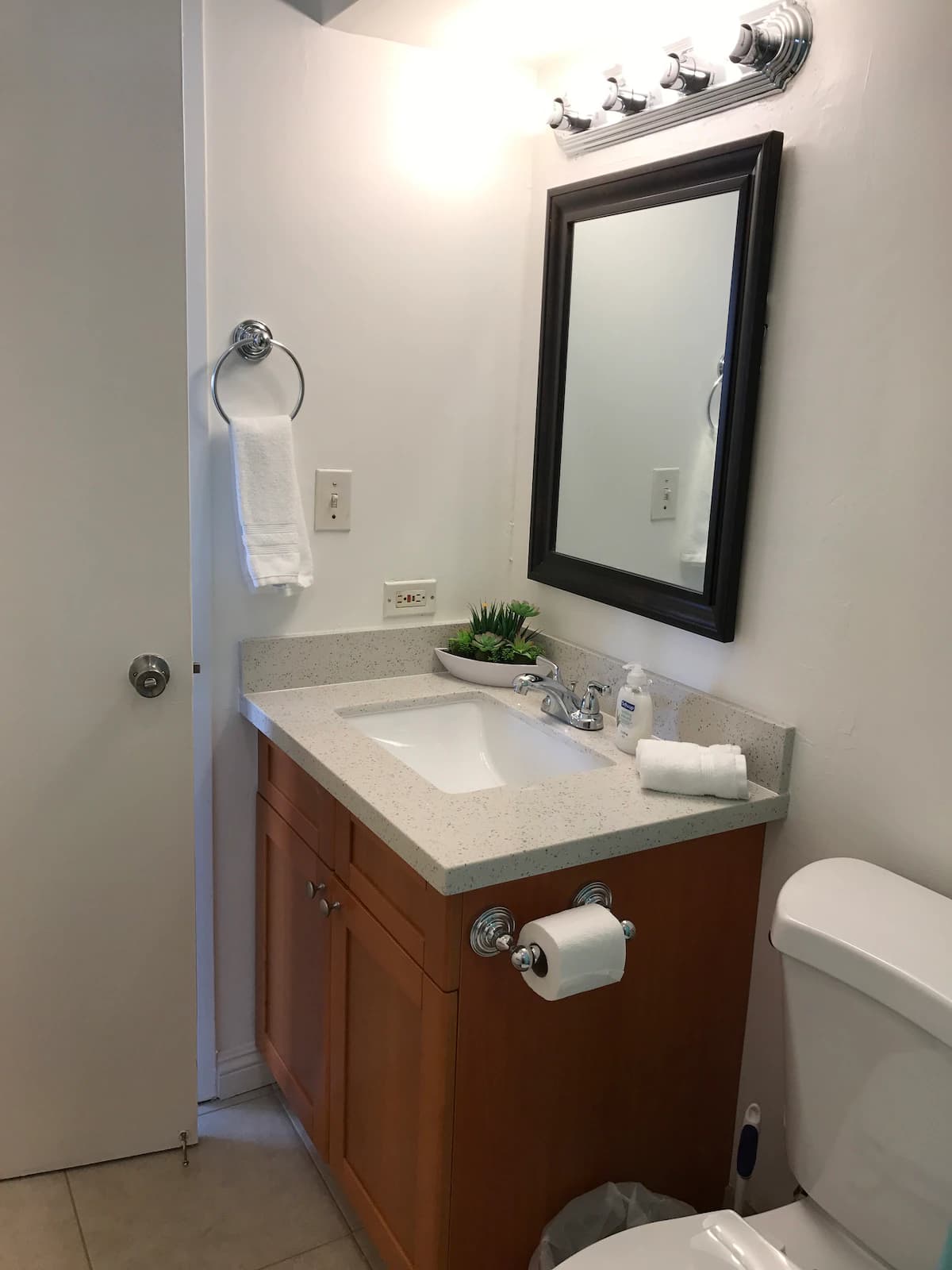 Lovely & Clean Unit | Minutes to Waikiki Beach - Image 9
