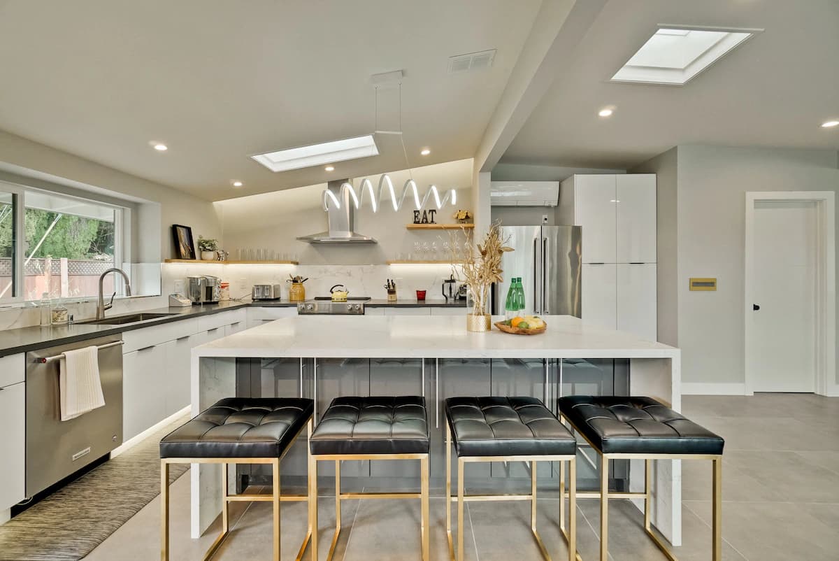 Home in Palo Alto · ★4.96 · 5 bedrooms · 7 beds · 4.5 baths - Image 5