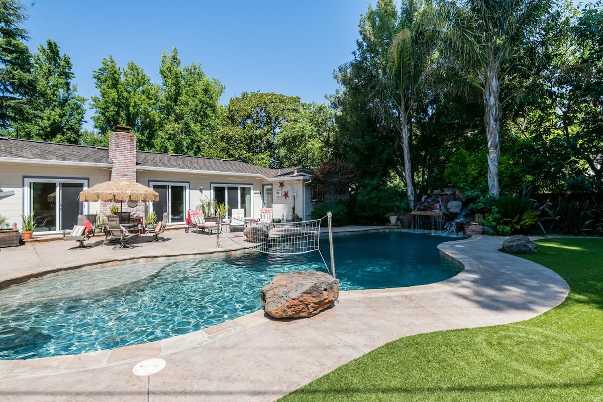 Home in Menlo Park · ★4.91 · 4 bedrooms · 5 beds · 2.5 baths - Image 1