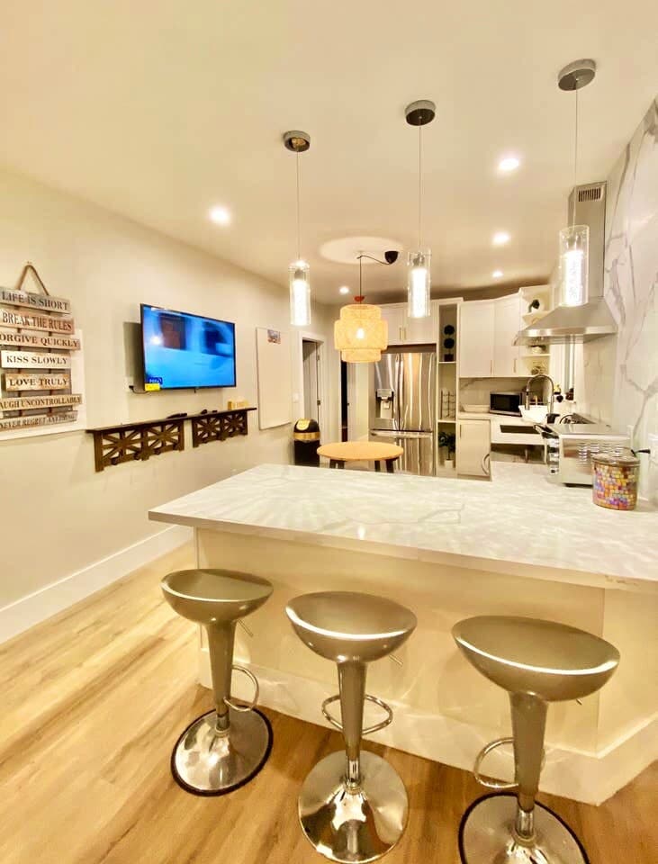 Home in Daly City · ★4.88 · 5 bedrooms · 8 beds · 2 baths - Image 20