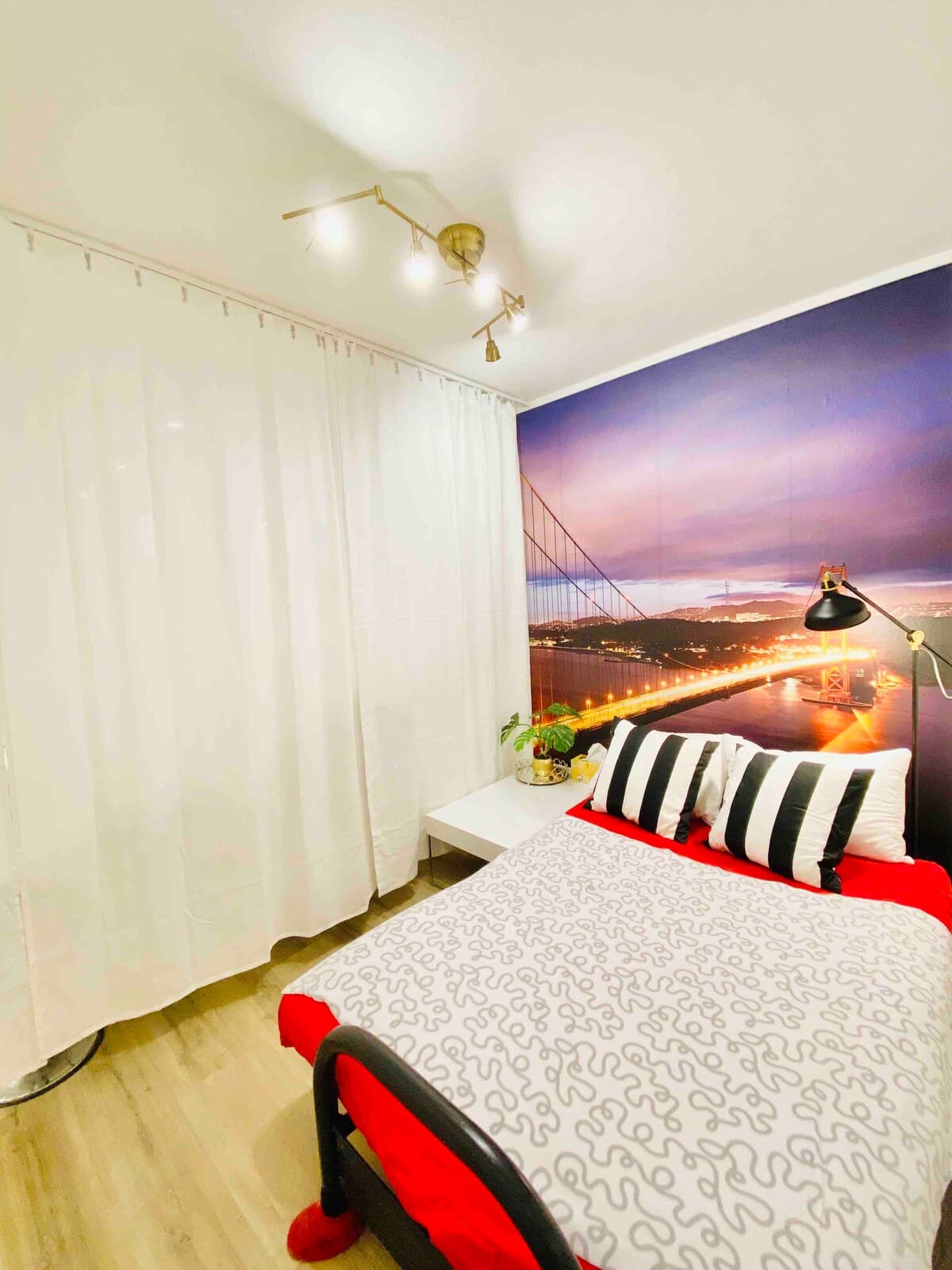 Home in Daly City · ★4.88 · 5 bedrooms · 8 beds · 2 baths - Image 9
