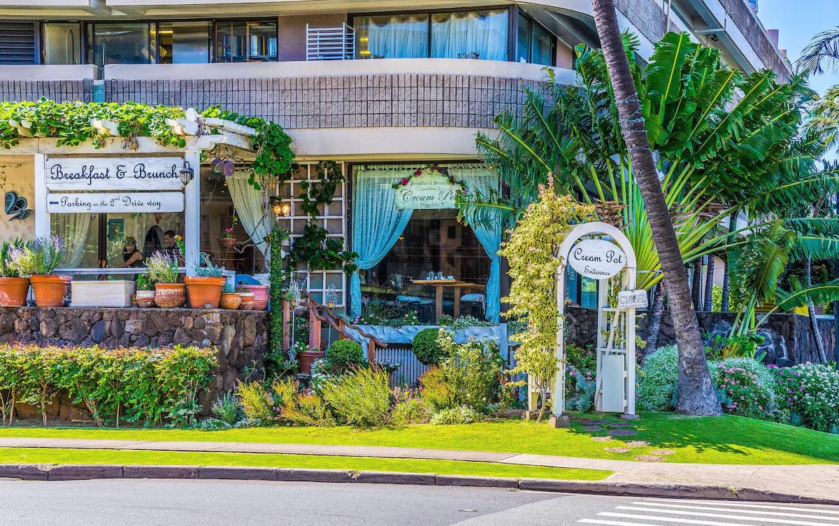 Condo in Honolulu · ★4.73 · Studio · 1 bed · 1 private bath - Image 12