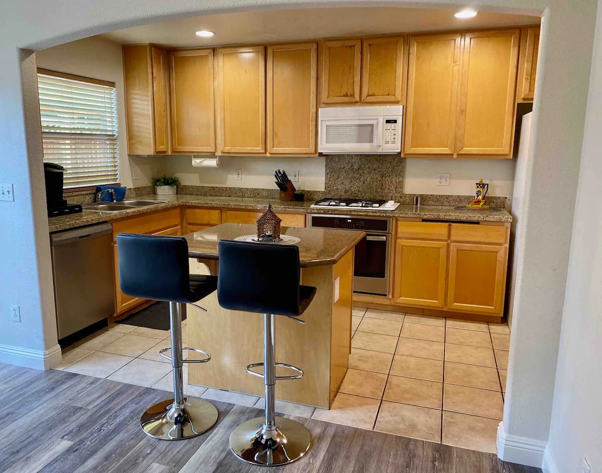 Home in East Palo Alto · ★4.79 · 4 bedrooms · 5 beds · 2.5 baths - Image 6