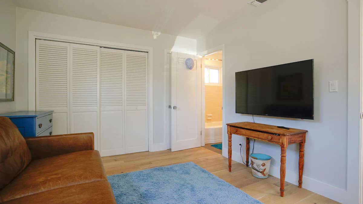 Home in Redwood City · ★4.94 · 2 bedrooms · 2 beds · 2 baths - Image 10