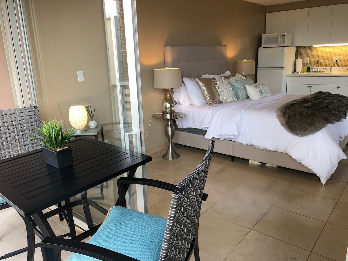 Condo in Honolulu · ★4.79 · Studio · 1 bed · 1 shared bath - Image 19