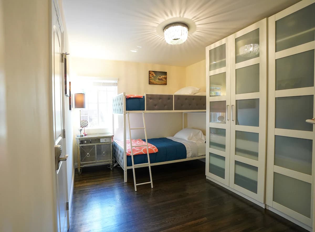 Home in Redwood City · ★4.8 · 3 bedrooms · 4 beds · 2 baths - Image 15