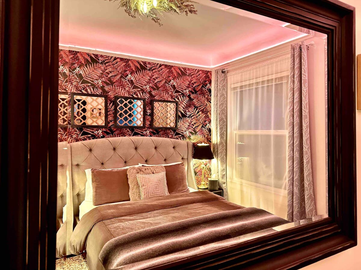 Victorian Oasis with Original Art & Chandeliers - Photo 29