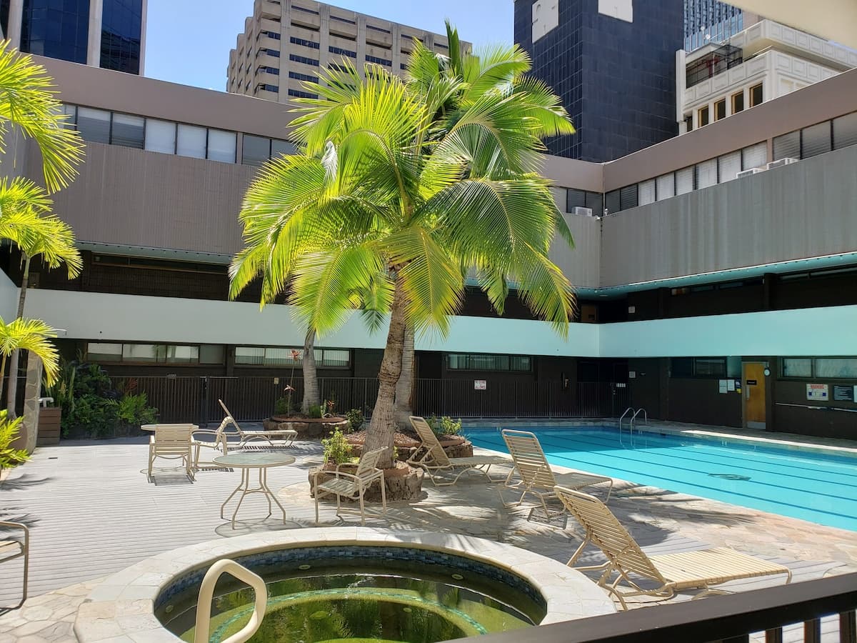 Downtown Honolulu Apt with free parking. - Image 8