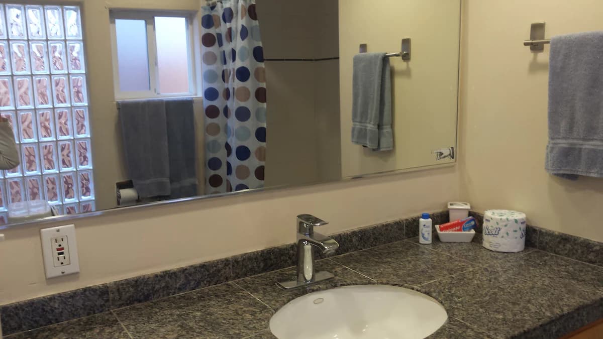 Home in Palo Alto · ★4.16 · 2 bedrooms · 3 beds · 1.5 baths - Image 27