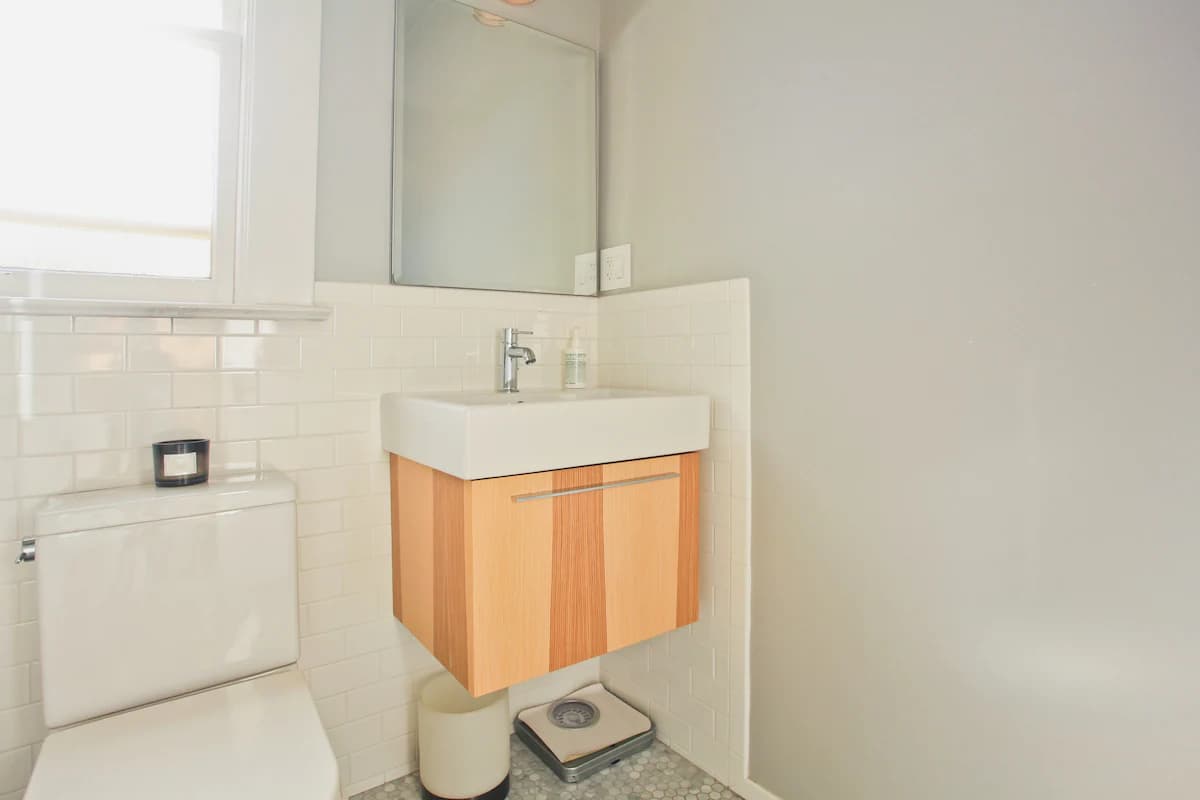 Historic Edwardian Flat with Skyline Views - Photo 22