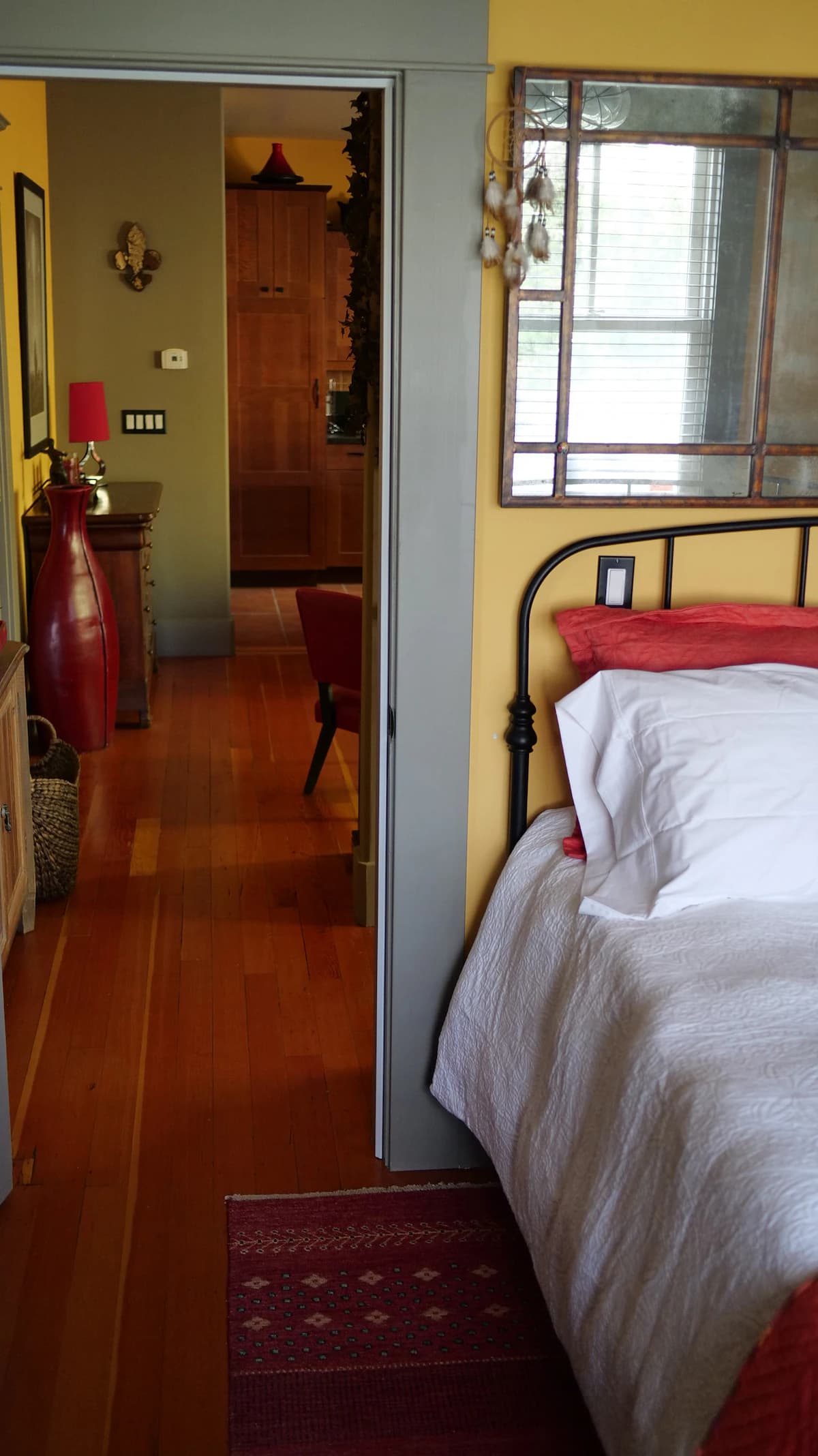 Charming Craftsman Flat, Steps to Downtown - Photo 6
