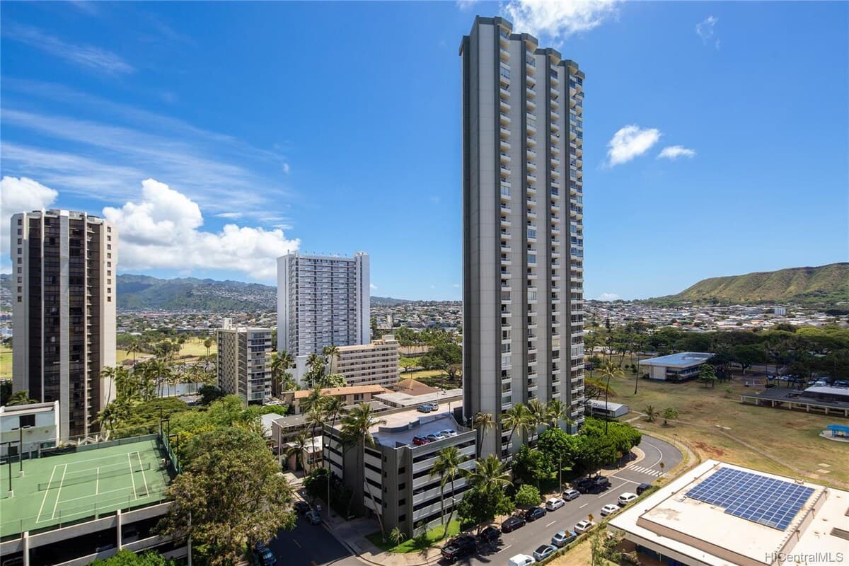 Condo in Honolulu · ★4.53 · 1 bedroom · 3 beds · 1 shared bath - Image 8