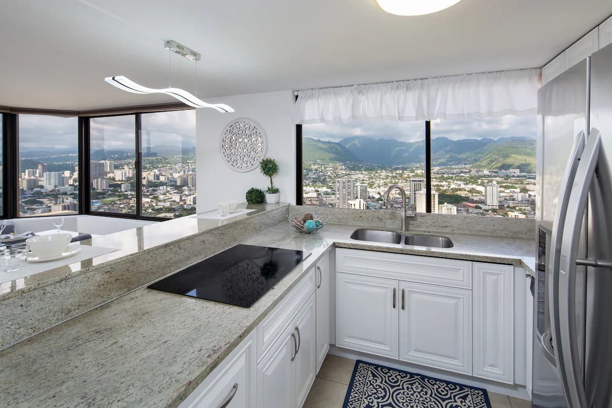 Condo in Honolulu · ★4.58 · 2 bedrooms · 5 beds · 2 private baths - Image 6