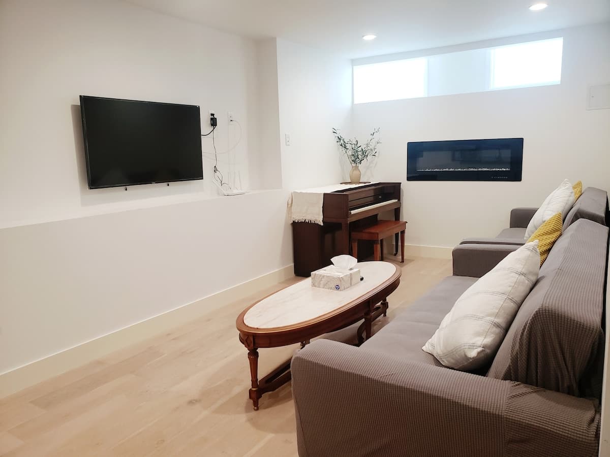 Cheerful 3Br2Ba • Sunny patio • Big Screen Movie - Photo 1