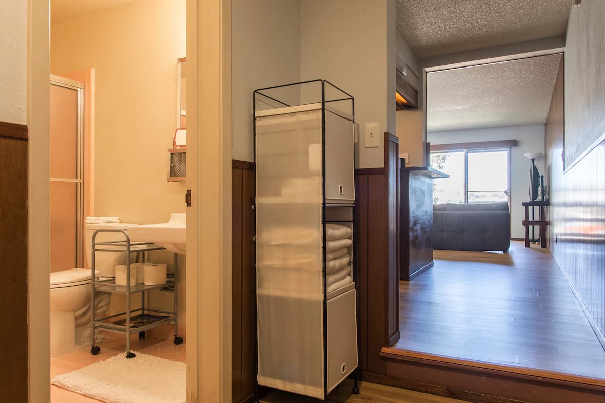 Chic, sun-drenched studio w/views and parking. - Photo 24