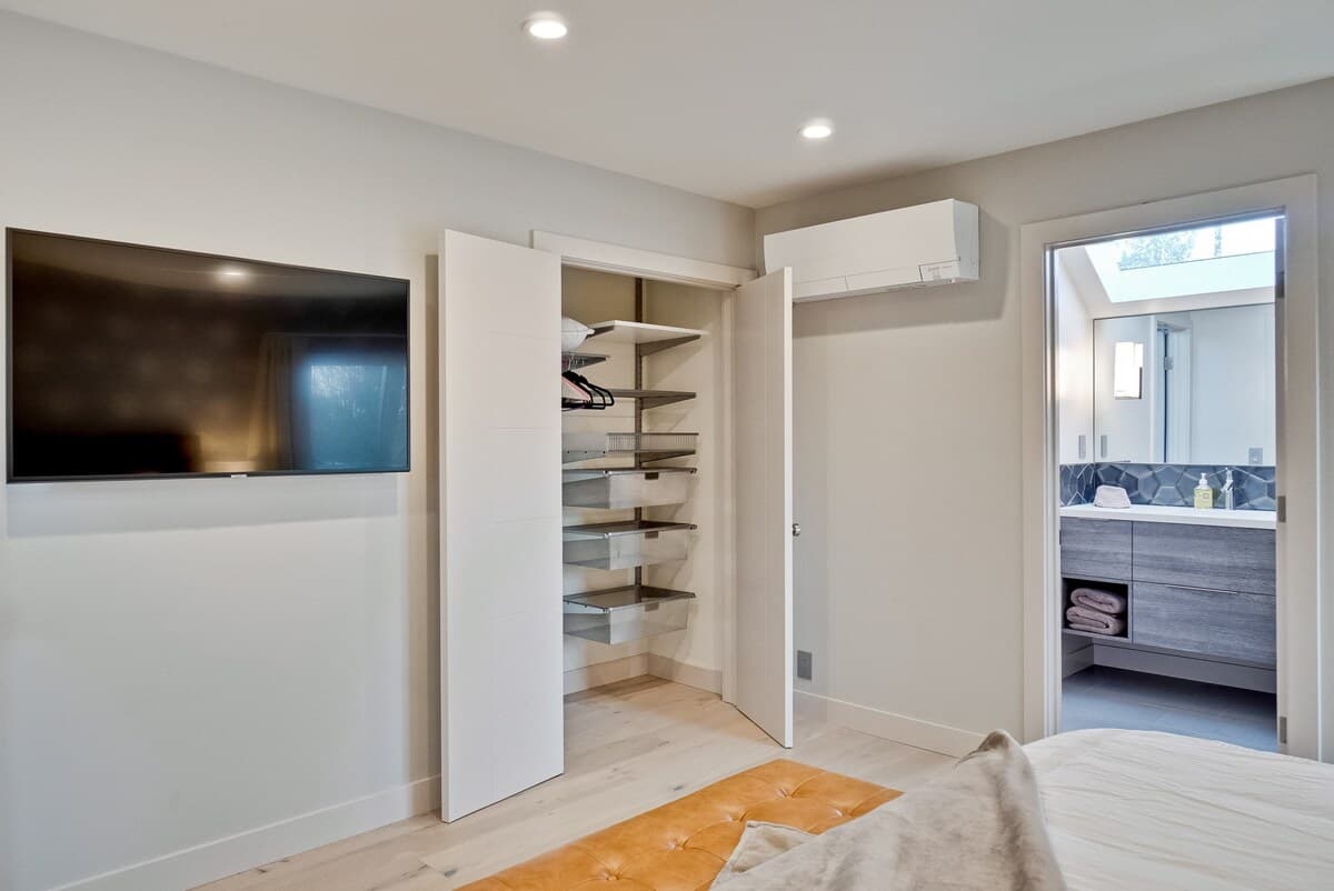 Home in Palo Alto · ★4.96 · 5 bedrooms · 7 beds · 4.5 baths - Image 27