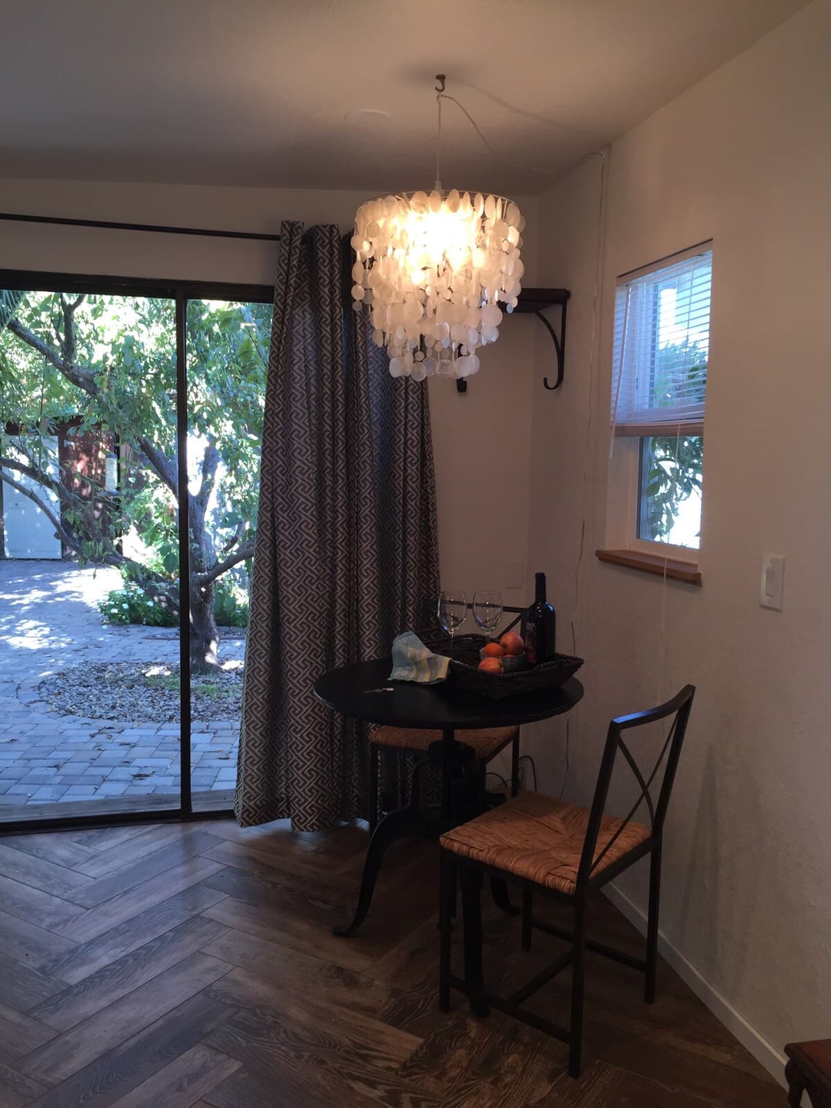 Charming Backyard Cottage in Sunnyvale Garden - Photo 8