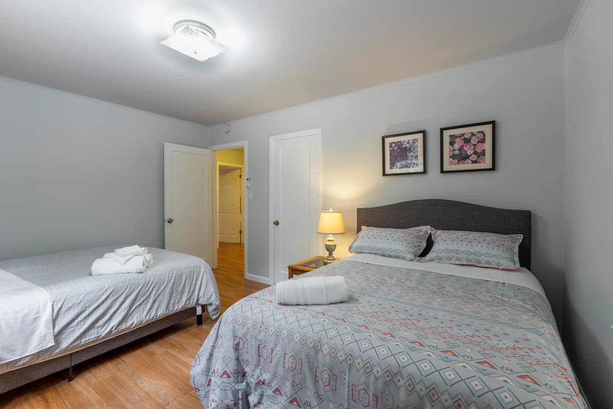 Home in Redwood City · ★4.6 · 3 bedrooms · 5 beds · 2 baths - Image 11