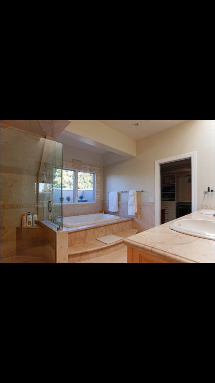 Home in Menlo Park · ★4.84 · 5 bedrooms · 6 beds · 4.5 baths - Image 17