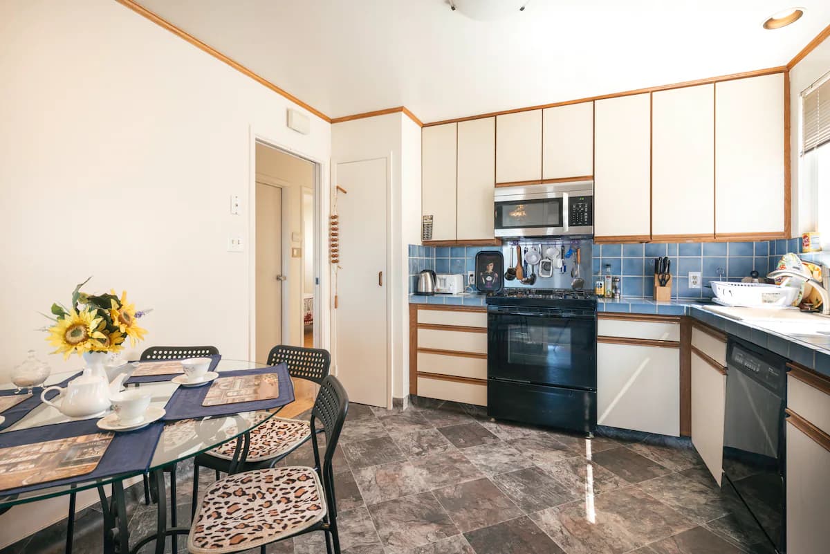 Home in Daly City · ★4.86 · 3 bedrooms · 5 beds · 2 baths - Image 11