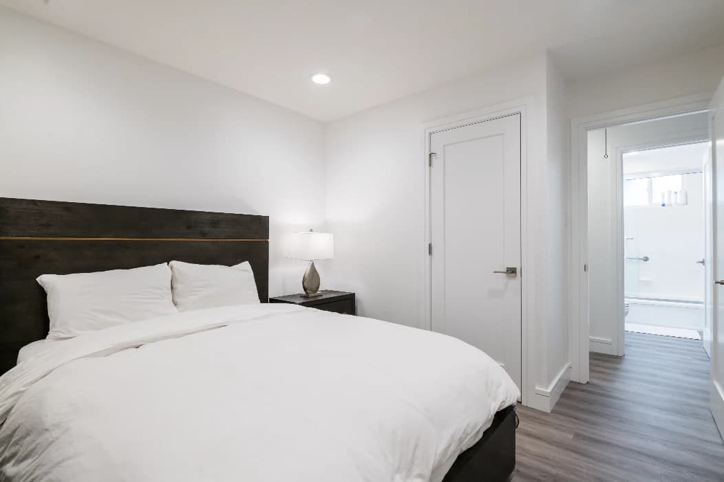 Home in East Palo Alto · ★4.94 · 4 bedrooms · 4 beds · 2.5 baths - Image 33