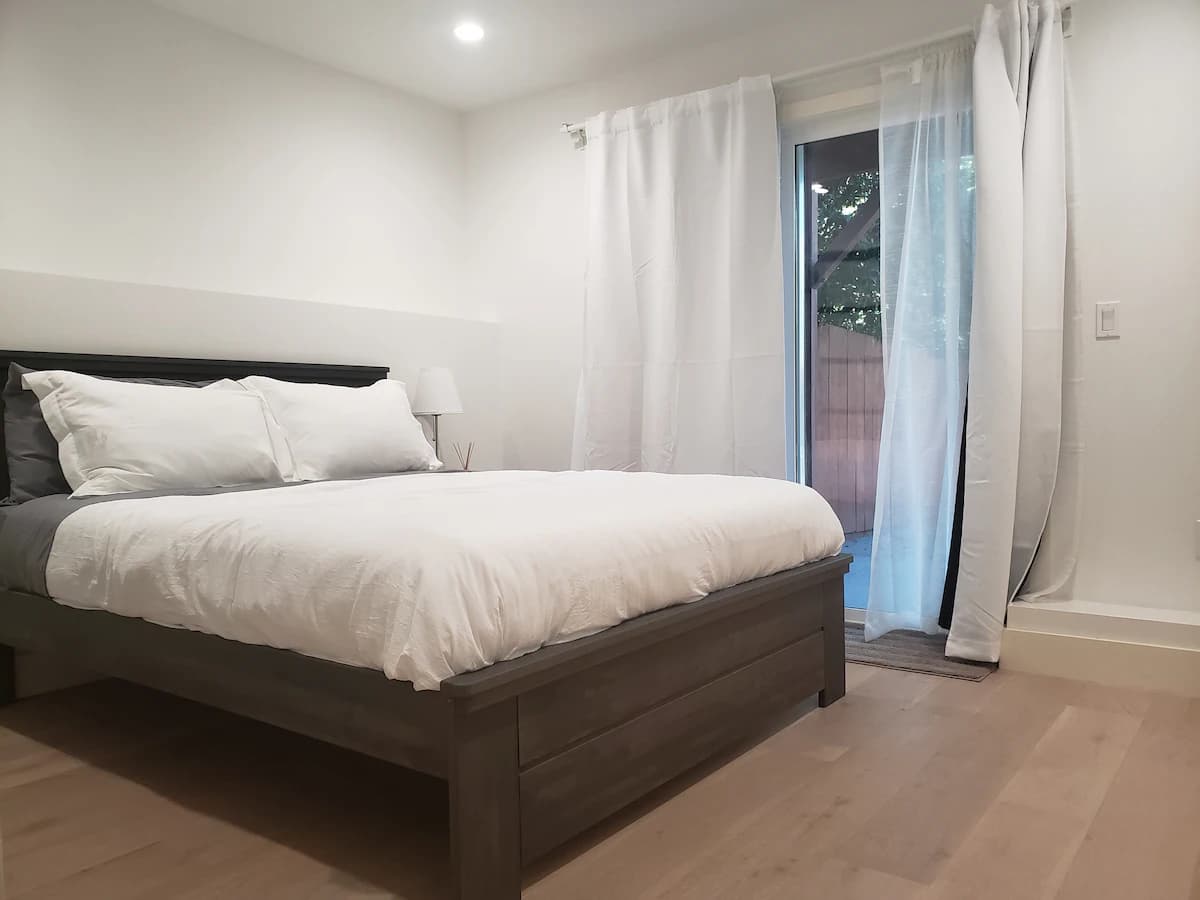 Cheerful 3Br2Ba • Sunny patio • Big Screen Movie - Photo 8