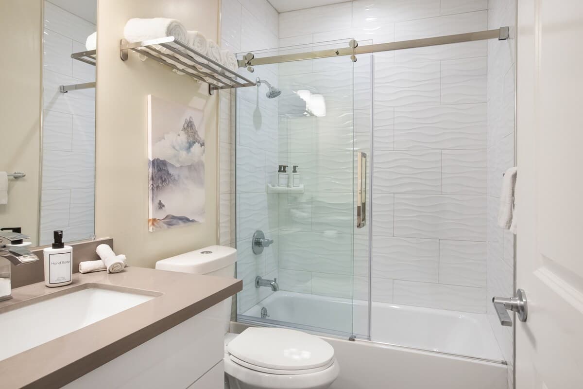 Home in Daly City · ★4.98 · 5 bedrooms · 7 beds · 5 baths - Image 28
