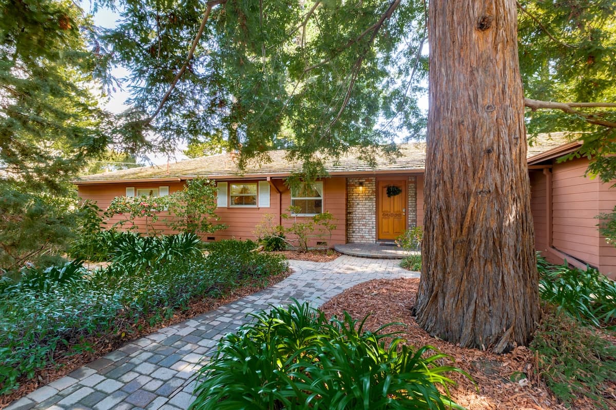 Home in Menlo Park · ★4.77 · 5 bedrooms · 6 beds · 3 baths - Image 1