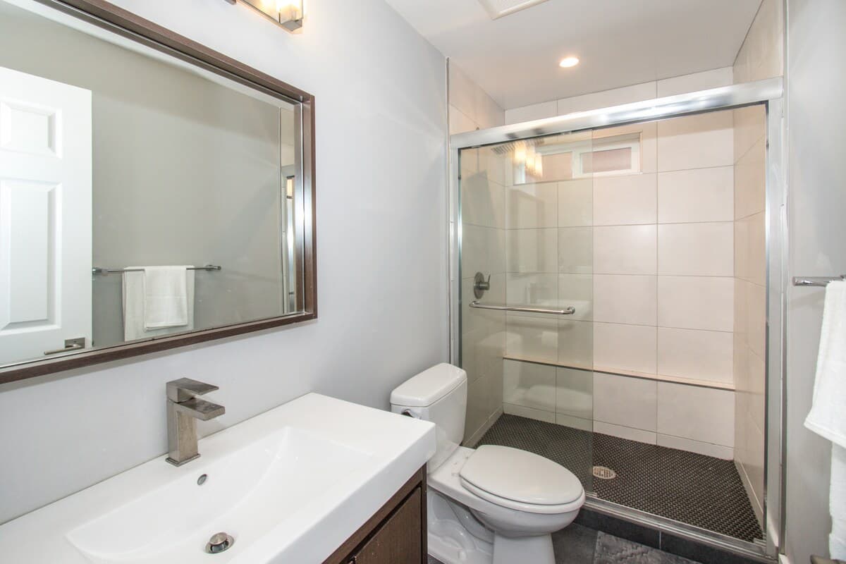 Home in Daly City · ★4.88 · 8 bedrooms · 16 beds · 5 baths - Image 28