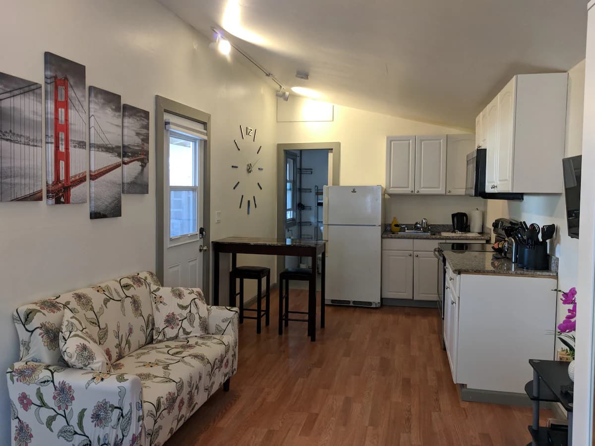 Guesthouse in Redwood City · ★4.84 · 1 bedroom · 1 bed · 1 bath - Image 1