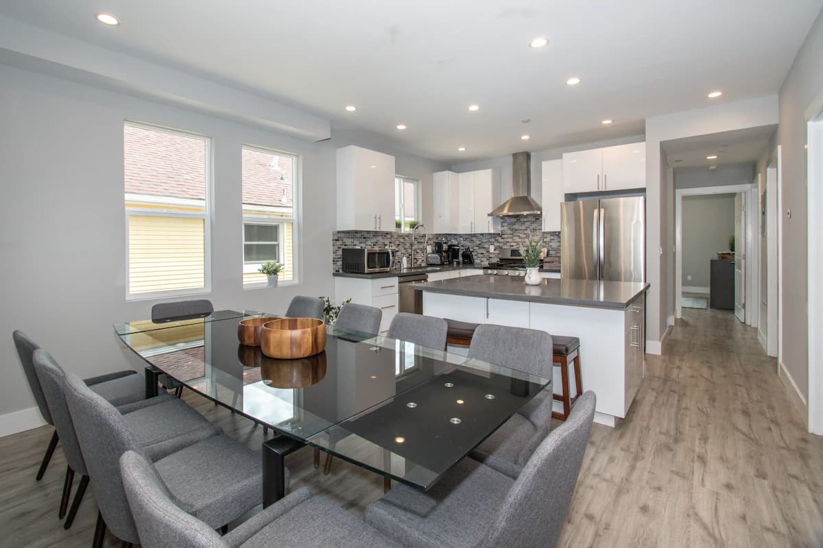 Home in Daly City · ★4.88 · 8 bedrooms · 16 beds · 5 baths - Image 13