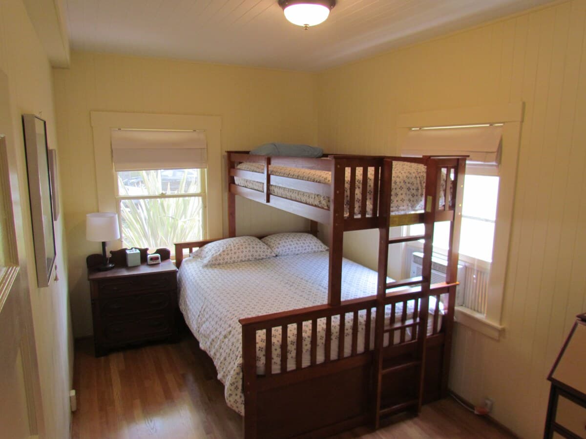 Downtown Private Home with Backyard - Image 10