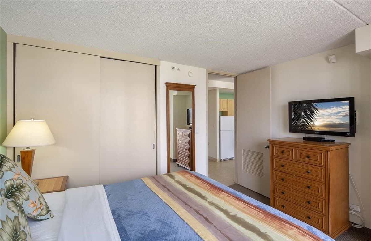 Condo in Honolulu · ★4.53 · 1 bedroom · 3 beds · 1 shared bath - Photo 5