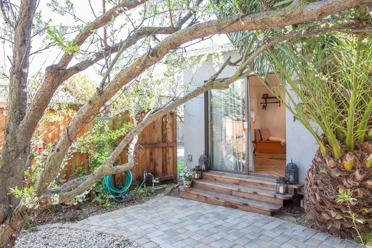 Charming Backyard Cottage in Sunnyvale Garden - Photo 1