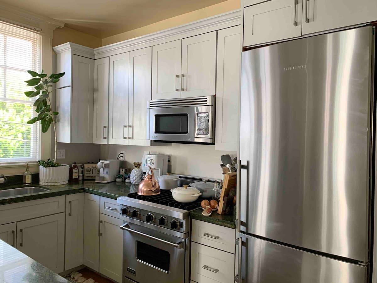 Charming Pacific Heights Condo with Parking - Photo 3