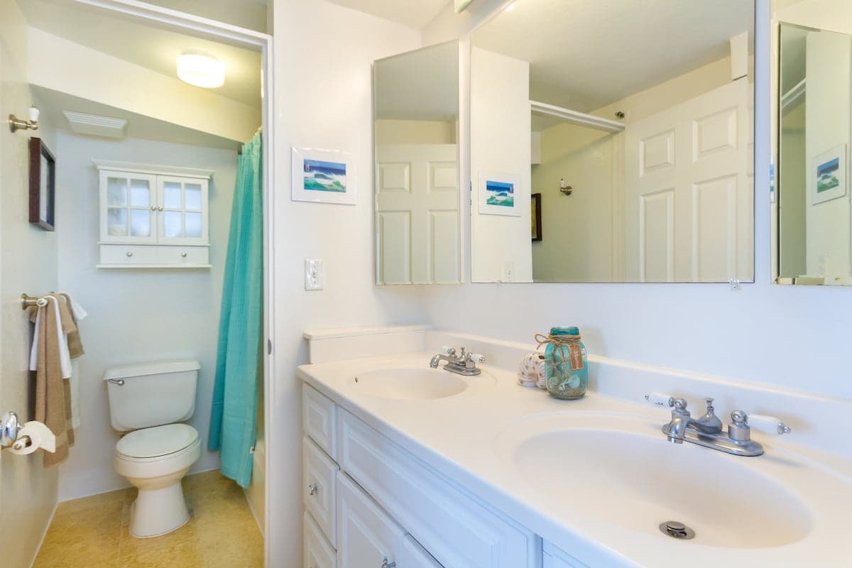 Condo in Honolulu · ★4.55 · 2 bedrooms · 4 beds · 2 private baths - Photo 4