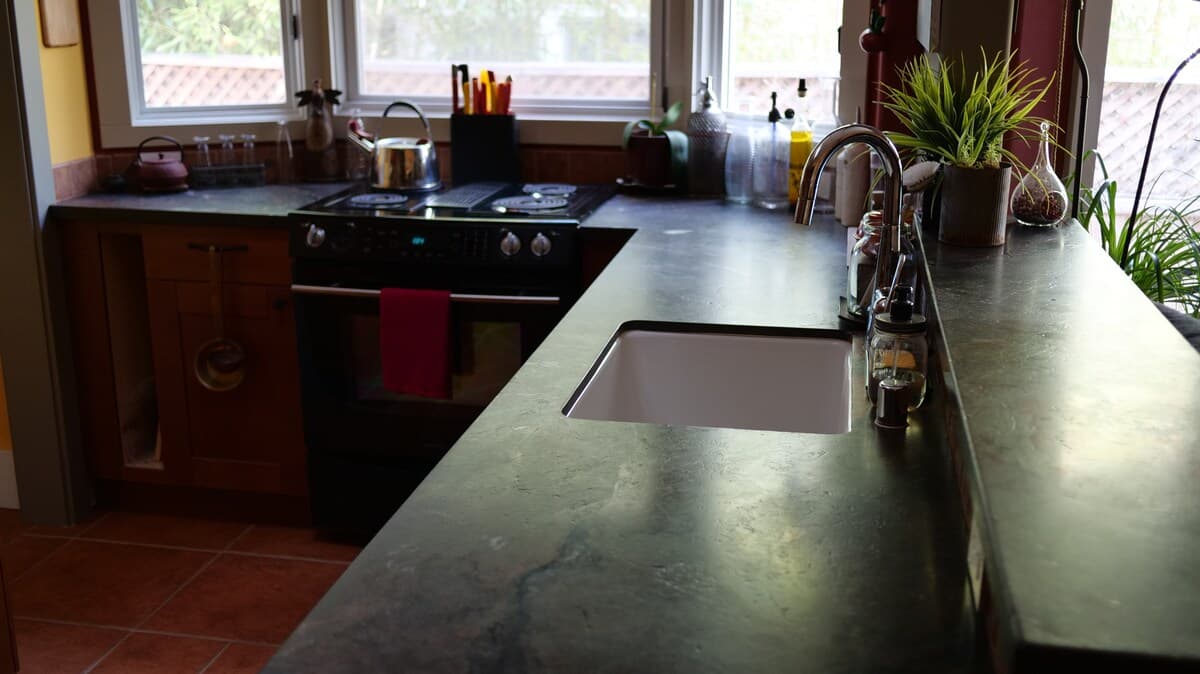 Charming Craftsman Flat, Steps to Downtown - Photo 4