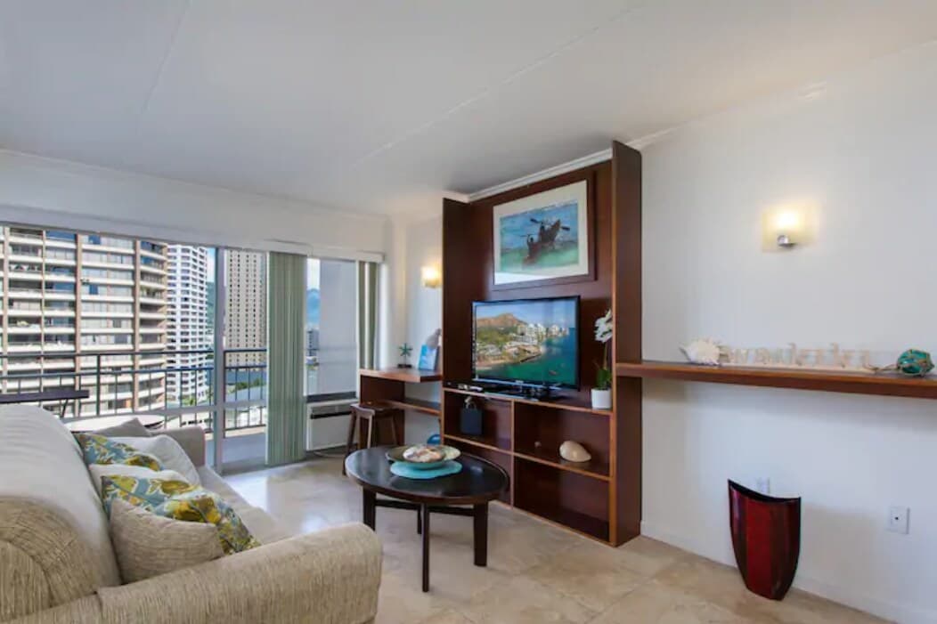 Condo in Honolulu · ★4.64 · 1 bedroom · 2 beds · 1 private bath - Photo 2