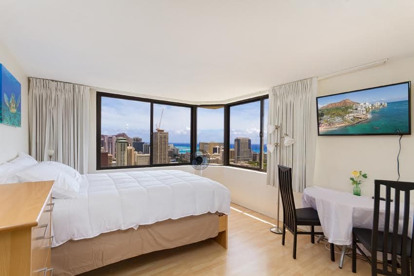 Condo in Honolulu · ★4.65 · Studio · 1 bed · 1 shared bath - Photo 1